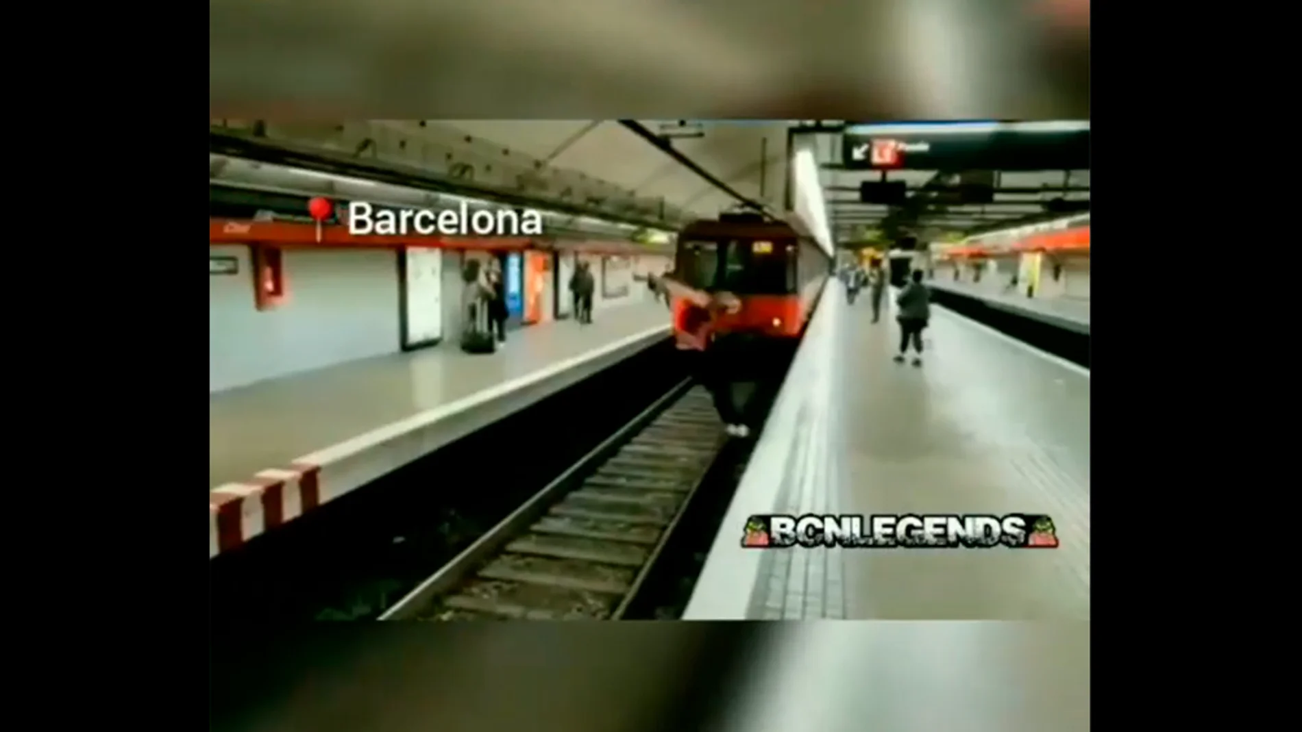 El peligroso salto de un joven en las vías del metro de Barcelona segundos antes de que llegue el vehículo