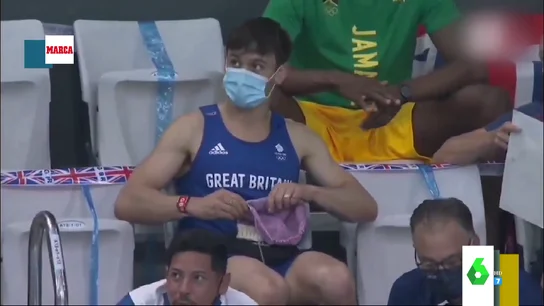 La imagen viral de Tom Daley tejiendo en las gradas de os JJOO: "Unos rompen raquetas, otros hacen ganchillo" La imagen viral de Tom Daley tejiendo en las gradas de os JJOO: "Unos rompen raquetas, otros hacen ganchillo"
