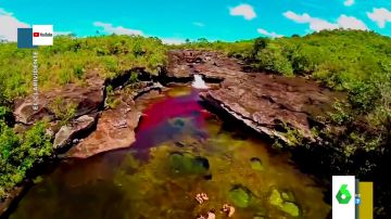 El espectacular vídeo de un río de colores que forma un auténtico arcoíris