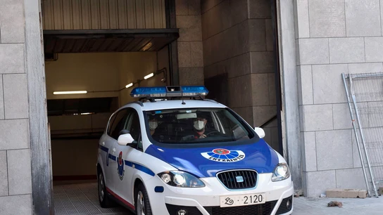 Un coche patrulla de la Ertzaintza abandona los juzgados de Durango (Bizkaia) Detenido