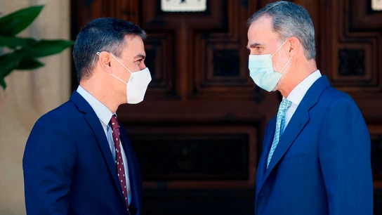 El rey Felipe VI recibe al presidente del Gobierno, Pedro Sánchez (i), antes de mantener el tradicional despacho de verano Sánchez