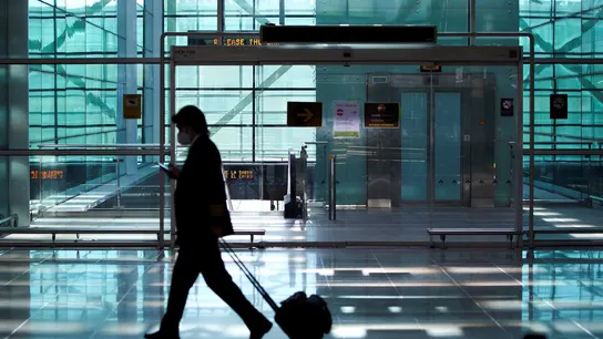 Un viajero en el Aeropuerto de El Prat (Archivo) Un viajero en el Aeropuerto de El Prat (Archivo)