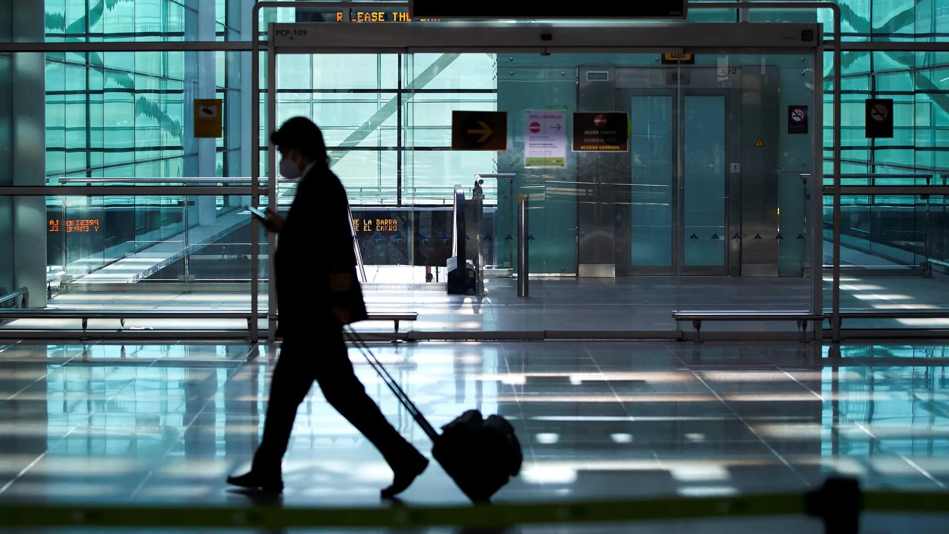 Un viajero en el Aeropuerto de El Prat (Archivo)