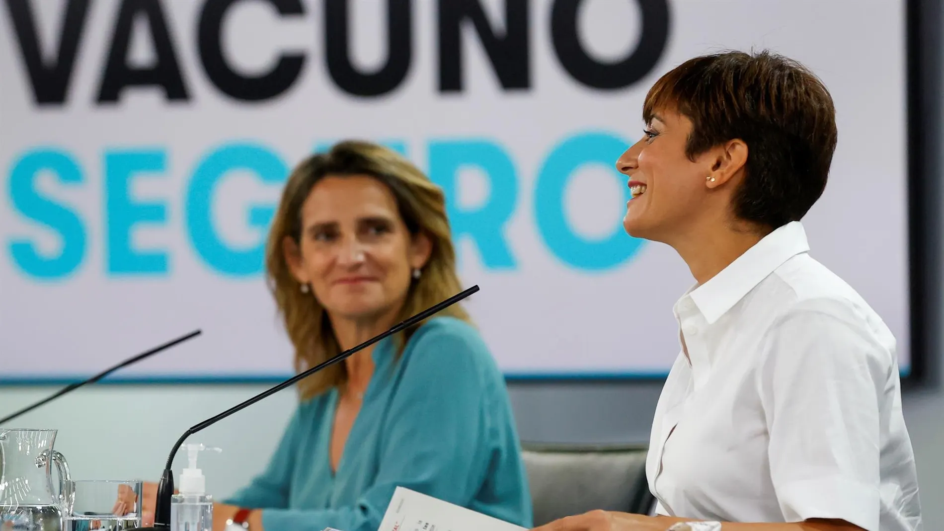 La ministra de Política Territorial, Isabel Rodríguez (d), y la ministra para la Transición Ecológica, Teresa Ribera