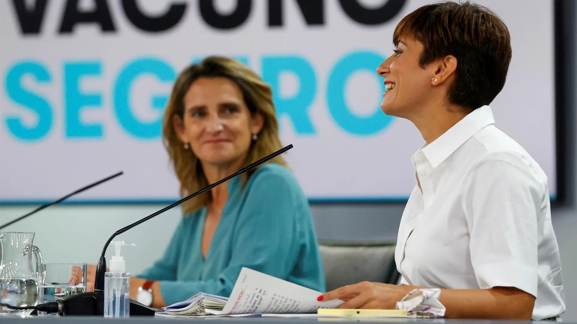 La ministra de Política Territorial, Isabel Rodríguez (d), y la ministra para la Transición Ecológica, Teresa Ribera