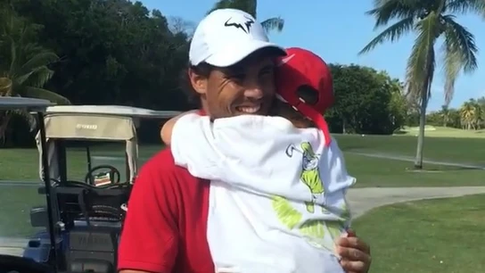 Nadal y el abrazo interminable: un niño no se quiere separar de su ídolo al conocerle Nadal y el abrazo interminable: un niño no se quiere separar de su ídolo al conocerle
