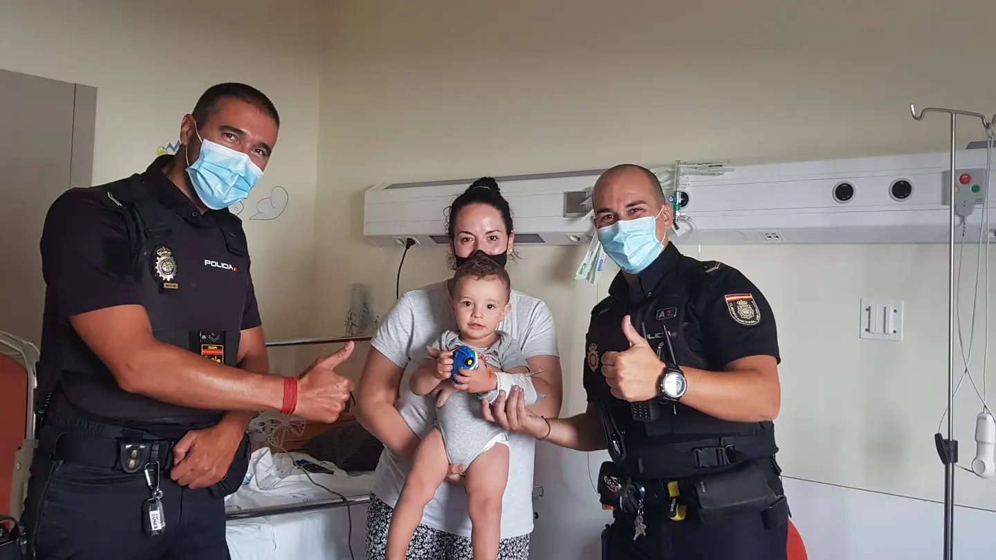 Dos policías salvan a un bebé que se estaba ahogando en un parque de Alcobendas Dos policías salvan a un bebé que se estaba ahogando en un parque de Alcobendas