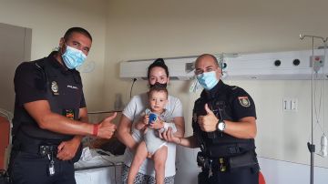 Dos policías salvan a un bebé que se estaba ahogando en un parque de Alcobendas