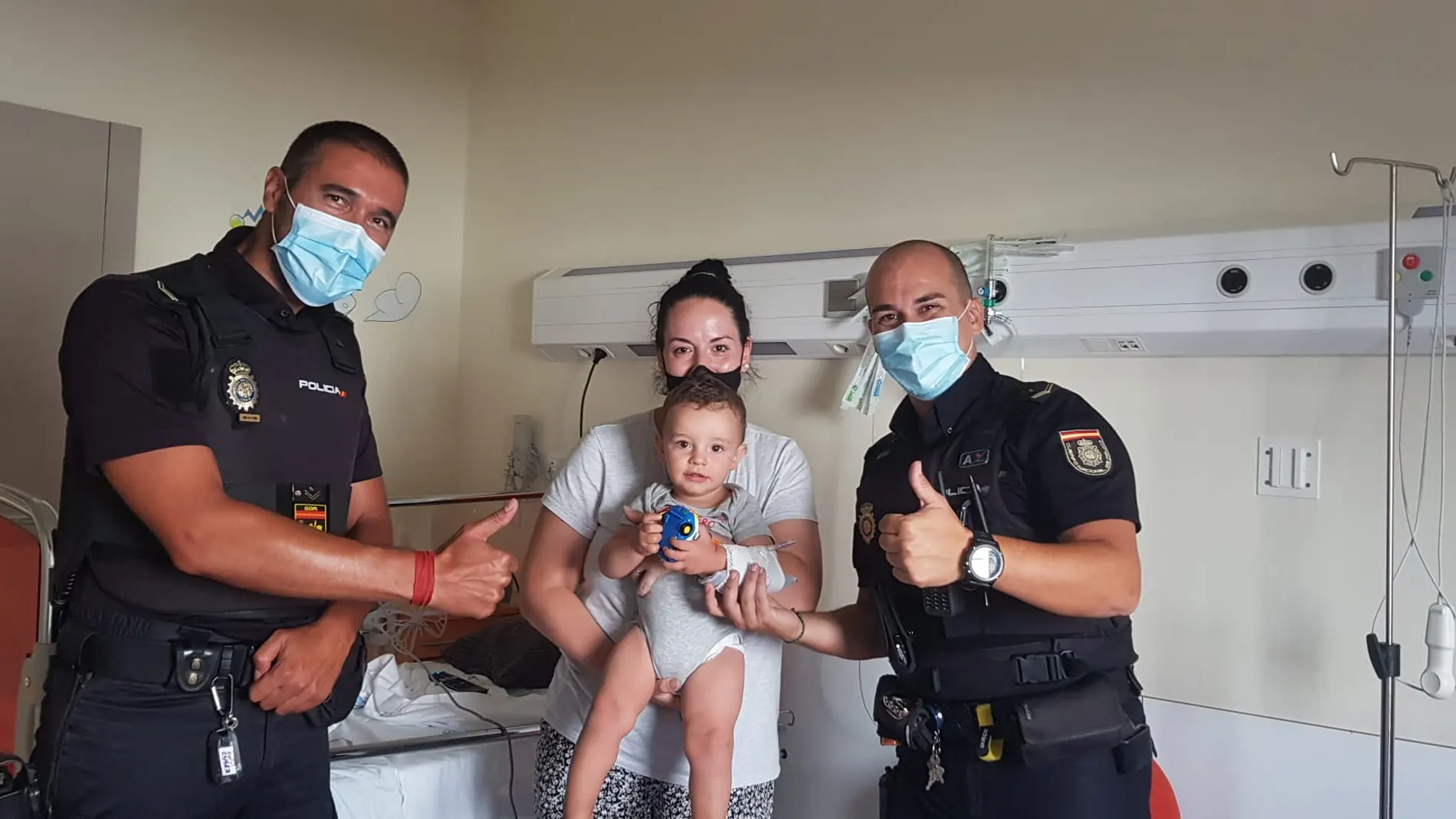 Dos policías salvan a un bebé que se estaba ahogando en un parque de Alcobendas