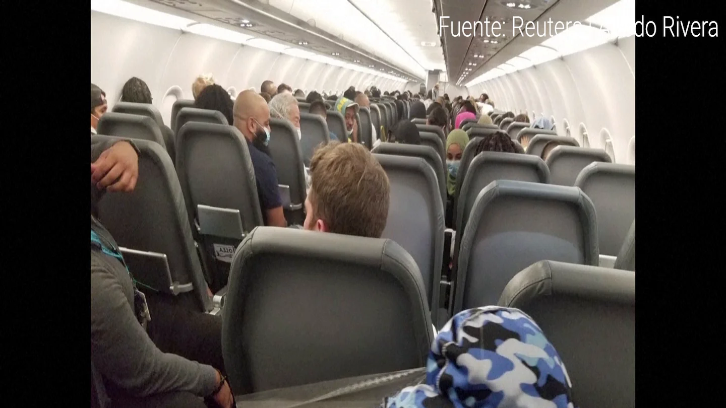 Un pasajero ataca a la tripulación de un avión en pleno vuelo y acaba atado al asiento con cinta aislante Un pasajero ataca a la tripulación de un avión en pleno vuelo y acaba atado al asiento con cinta aislante