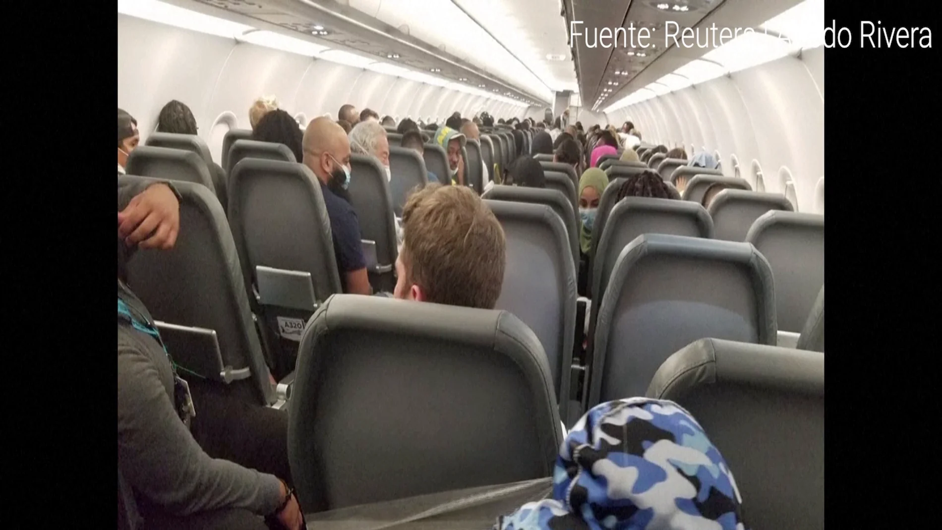 Un pasajero ataca a la tripulación de un avión en pleno vuelo y acaba atado al asiento con cinta aislante