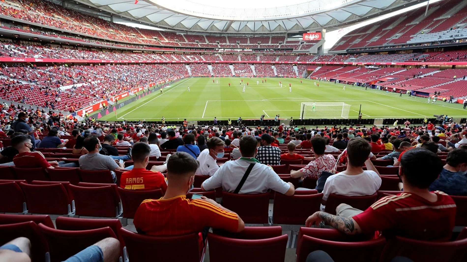 Aficionados durante el partido amistoso entre España y Portugal