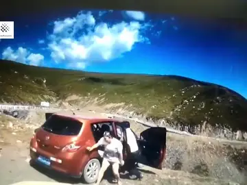 El impactante momento en el que  intentan huir varias personas de un coche que se cae por un barranco