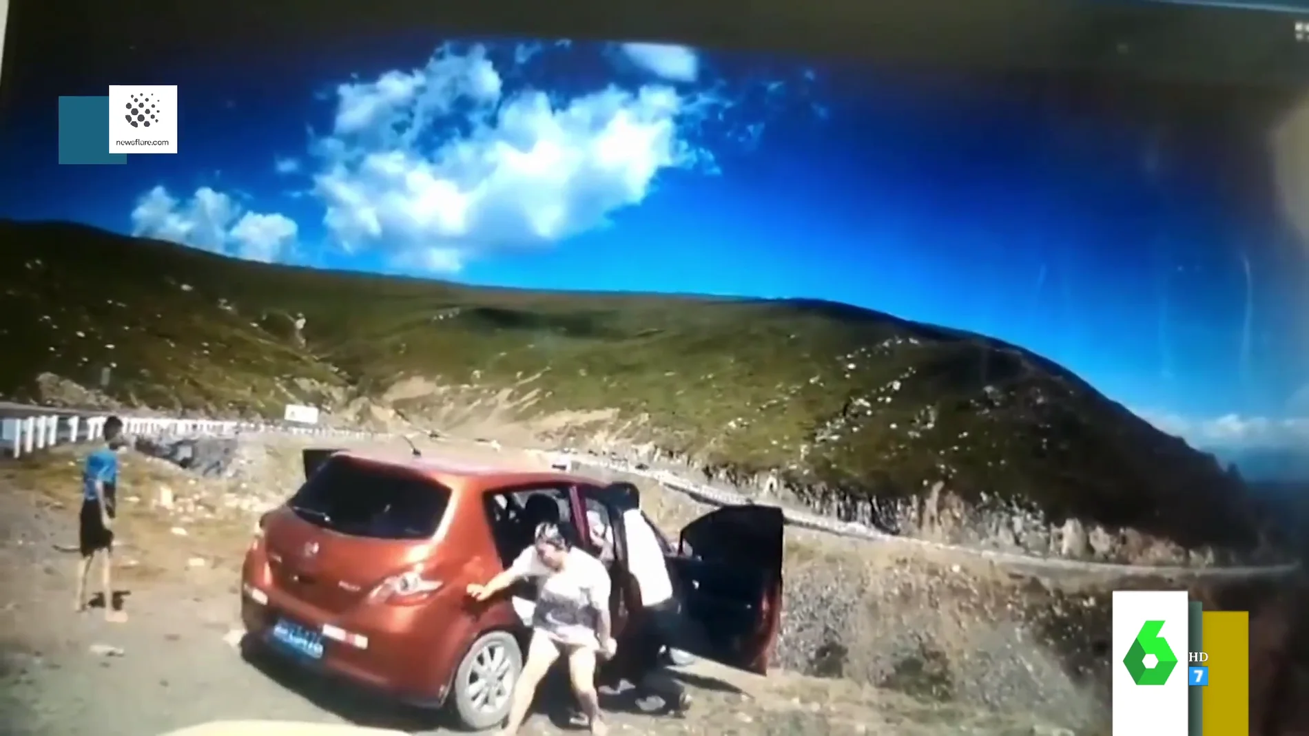 El impactante momento en el que  intentan huir varias personas de un coche que se cae por un barranco