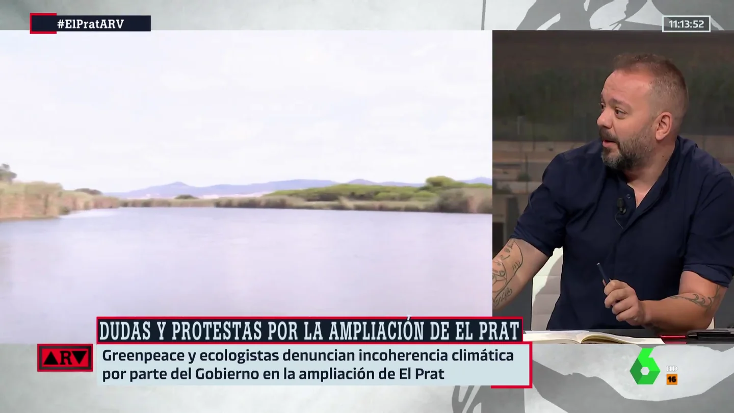 La crítica de Antonio Maestre a la ampliación de El Prat: "Es imposible luchar contra la crisis climática trayendo más aviones" La crítica de Antonio Maestre a la ampliación de El Prat: "Es imposible luchar contra la crisis climática trayendo más aviones"