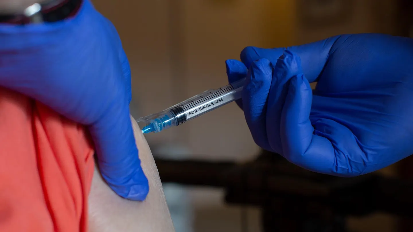 Una persona vacunándose contra el coronavirus Una persona vacunándose contra el coronavirus