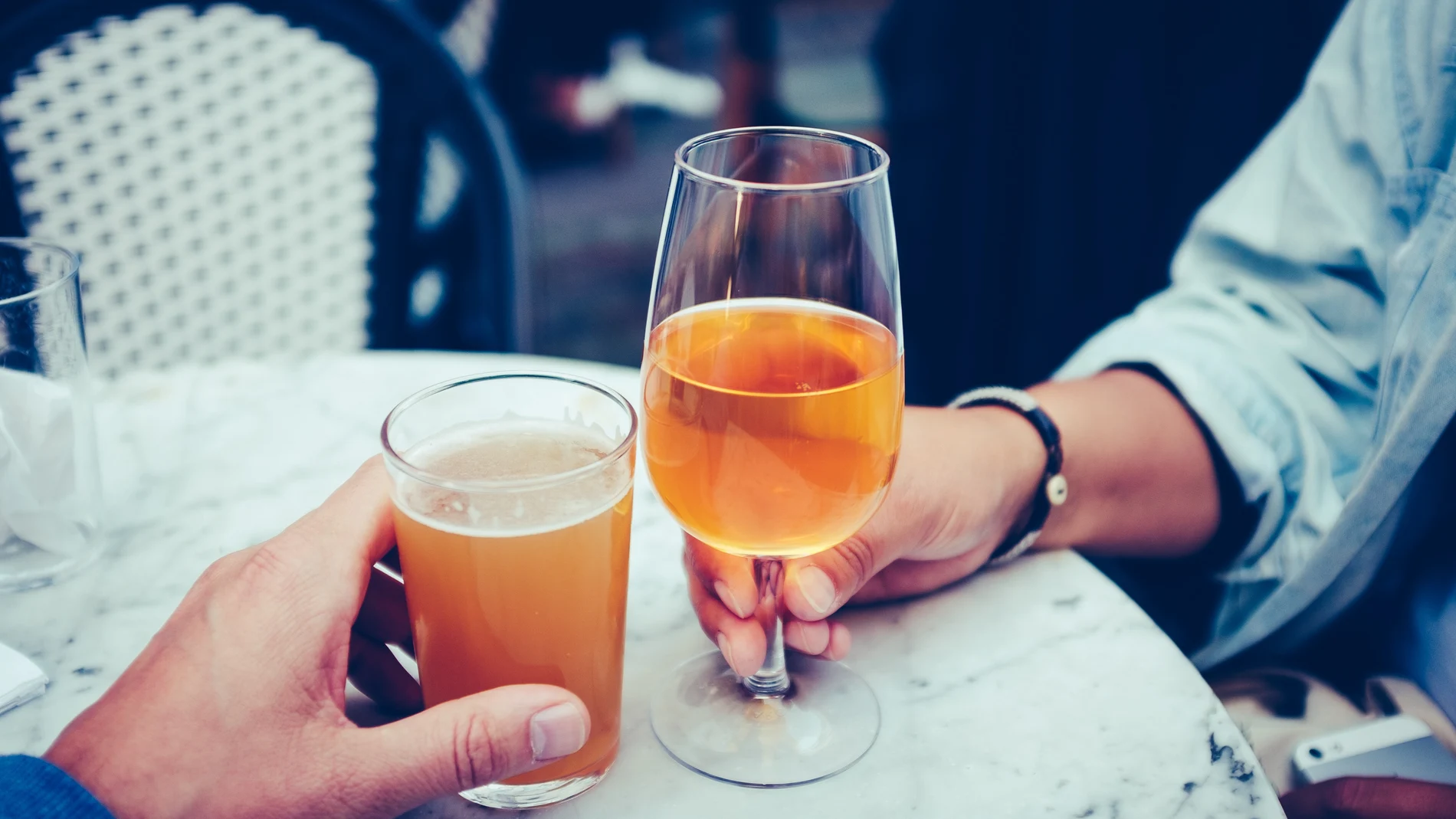 Cerveza vs. vino: ¿cuál es la mejor bebida fermentada?
