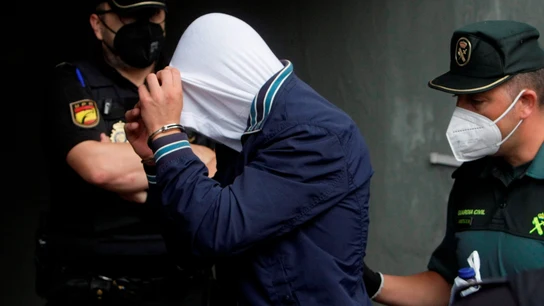 Uno de los varones mayor de edad encarcelado como presuntos autores de la agresión que acabó con la vida de Samuel Luiz llegando al juzgado EFE