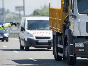 Control en la carretera por parte de la Guardia Civil Control en la carretera por parte de la Guardia Civil