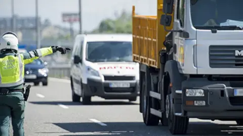 Control en la carretera por parte de la Guardia Civil Control en la carretera por parte de la Guardia Civil
