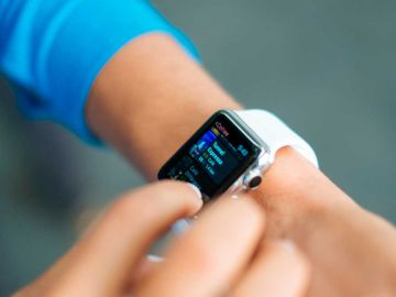 ¿Quieres pagar en tiendas con tu próximo smartwatch? Esta es la característica que debe tener