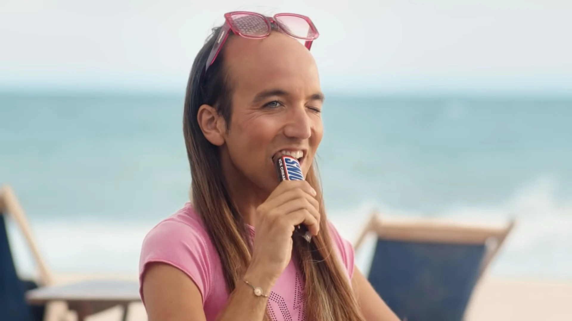 Frame del anuncio de Snickers que ha provocado grandes críticas