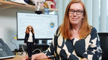 La científica Sarah Gilbert, junto a su muñeca Barbie
