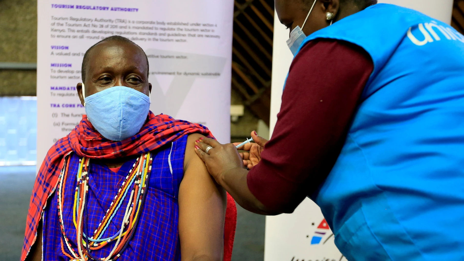 Un hombre recibe la vacuna de AstraZeneca en Kenia