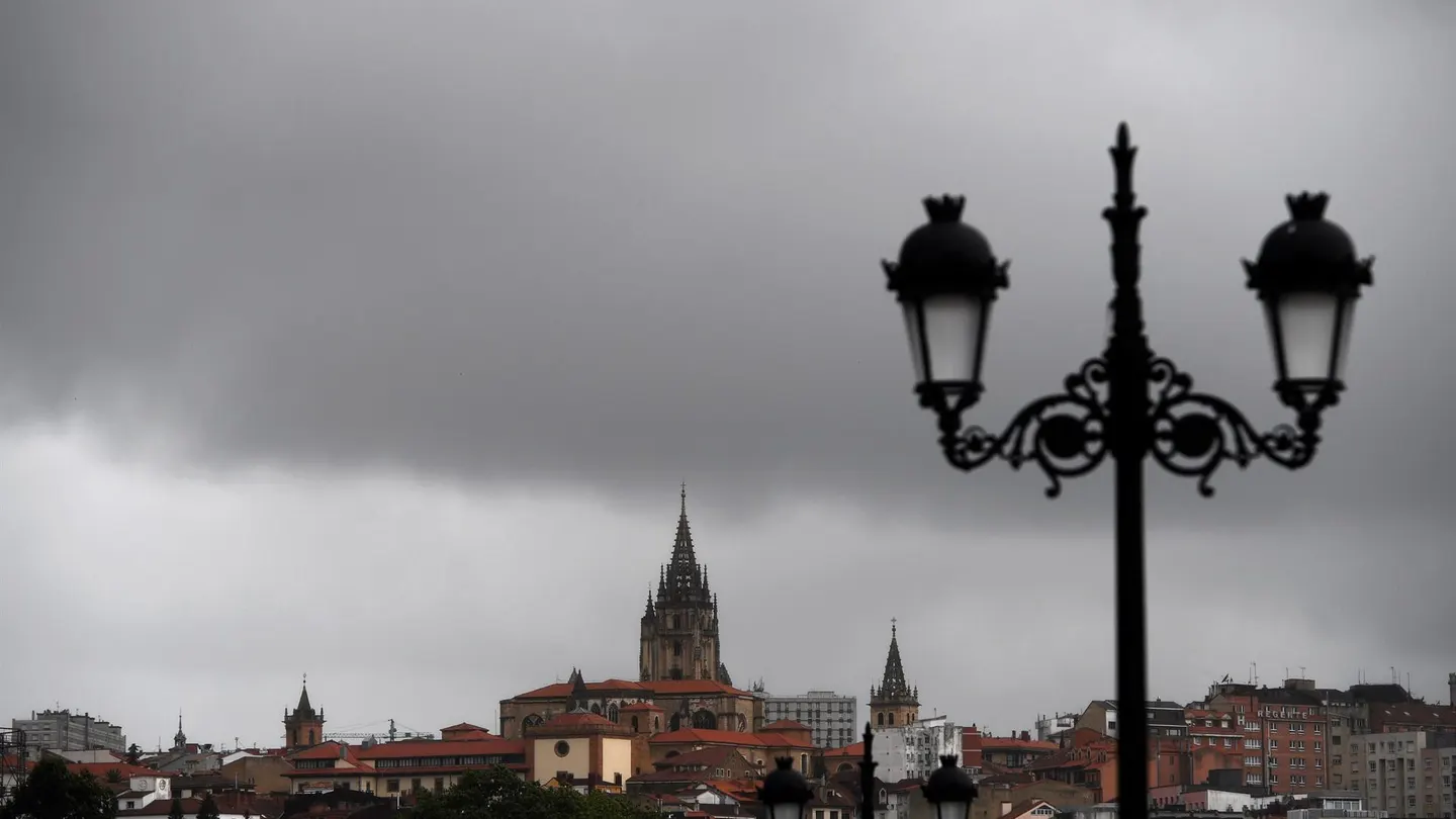 Nubes sobre Oviedo (Archivo) Nubes sobre Oviedo (Archivo)