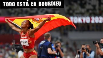 La española Ana Peleteiro celebra la medalla de bronce 