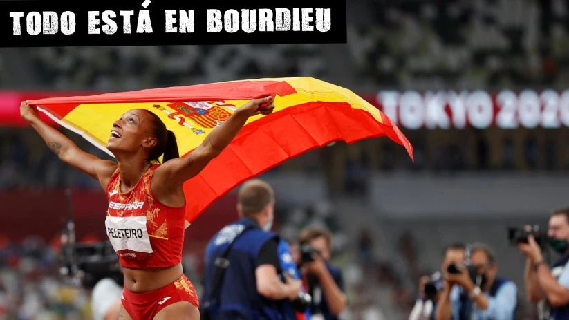 La española Ana Peleteiro celebra la medalla de bronce 