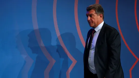 El presidente del FC Barcelona, Joan Laporta, entra en la sala de prensa El presidente del FC Barcelona, Joan Laporta, entra en la sala de prensa