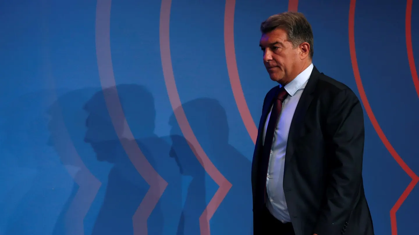 El presidente del FC Barcelona, Joan Laporta, entra en la sala de prensa El presidente del FC Barcelona, Joan Laporta, entra en la sala de prensa