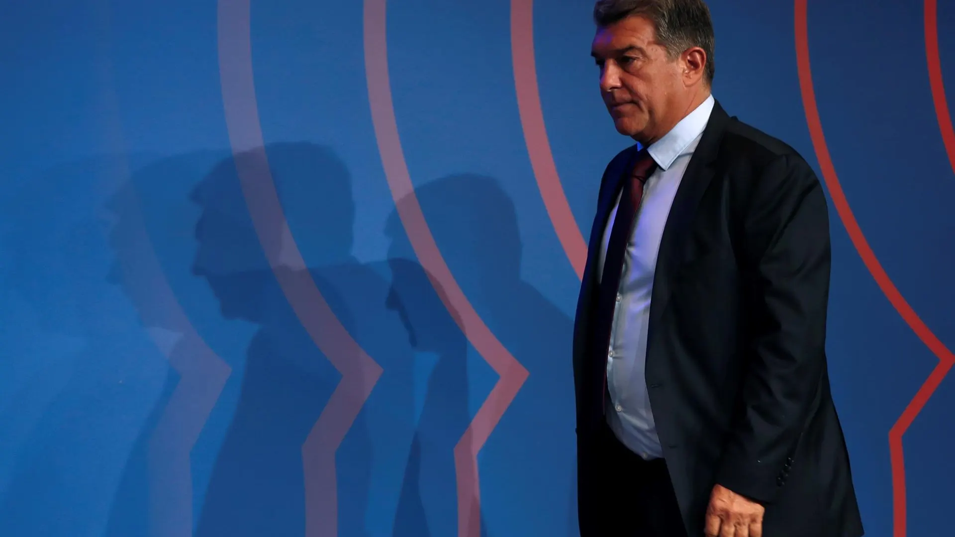 El presidente del FC Barcelona, Joan Laporta, entra en la sala de prensa