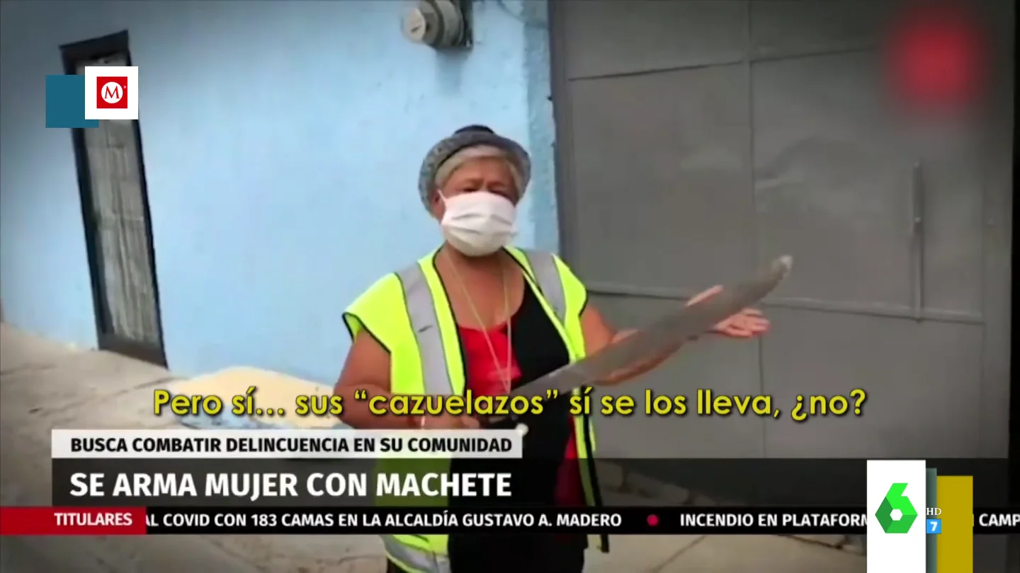 El viral de una mujer que recorre las calles de México con un machete para combatir la delincuencia: "Sus cazuelazos se los lleva" El viral de una mujer que recorre las calles de México con un machete para combatir la delincuencia: "Sus cazuelazos se los lleva"