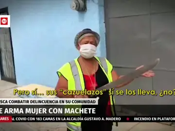 El viral de una mujer que recorre las calles de México con un machete para combatir la delincuencia: &quot;Sus cazuelazos se los lleva&quot;