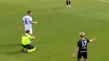 La reacción viral de un árbitro danés cuando se da cuenta que ha cometido un gravísimo error