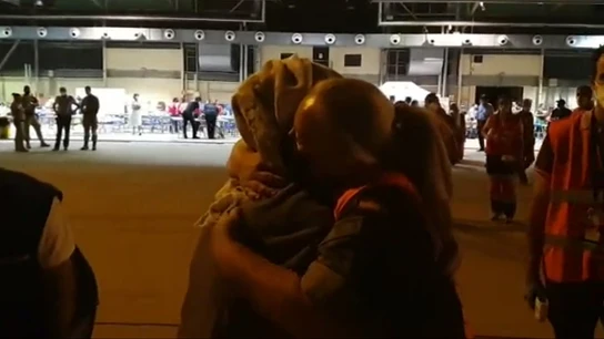Abrazo entre una soldado española y una refugiada afgana Abrazo entre una soldado española y una refugiada afgana