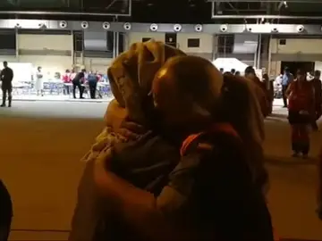 Abrazo entre una soldado española y una refugiada afgana