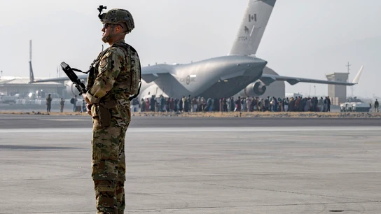 Un soldado estadounidense monta guardia en el aeropuerto de Kabul Kabul