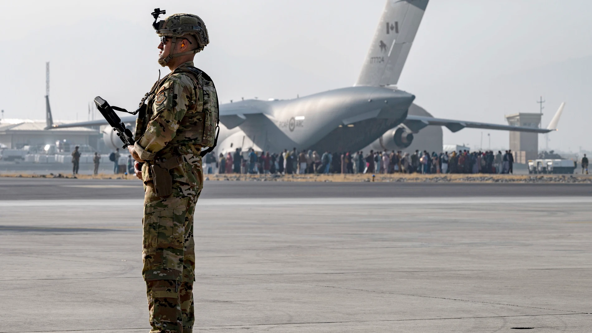 Un soldado estadounidense monta guardia en el aeropuerto de Kabul