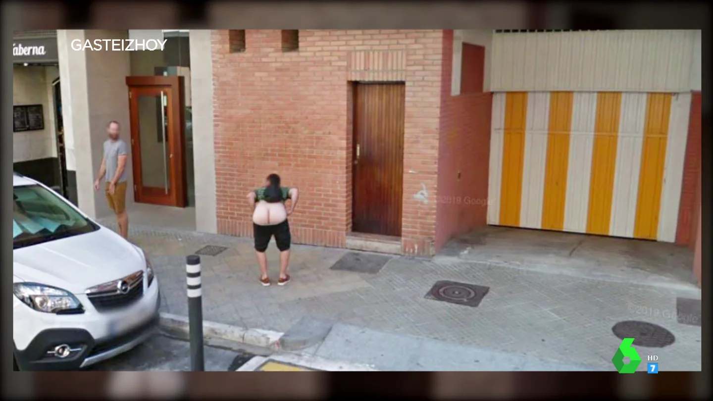 La surrealista imagen en la que Google censura el calvo de un joven en plena calle La surrealista imagen en la que Google censura el calvo de un joven en plena calle