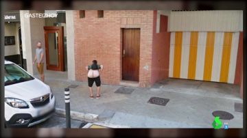 La surrealista imagen en la que Google censura el calvo de un joven en plena calle