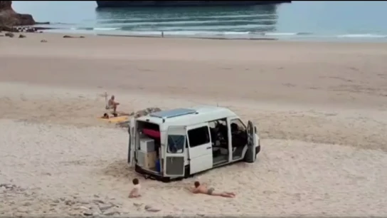 Imagen de la autocaravana varada en mitad de la playa. Imagen de la autocaravana varada en mitad de la playa.