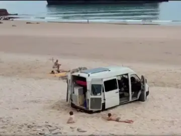 Imagen de la autocaravana varada en mitad de la playa.