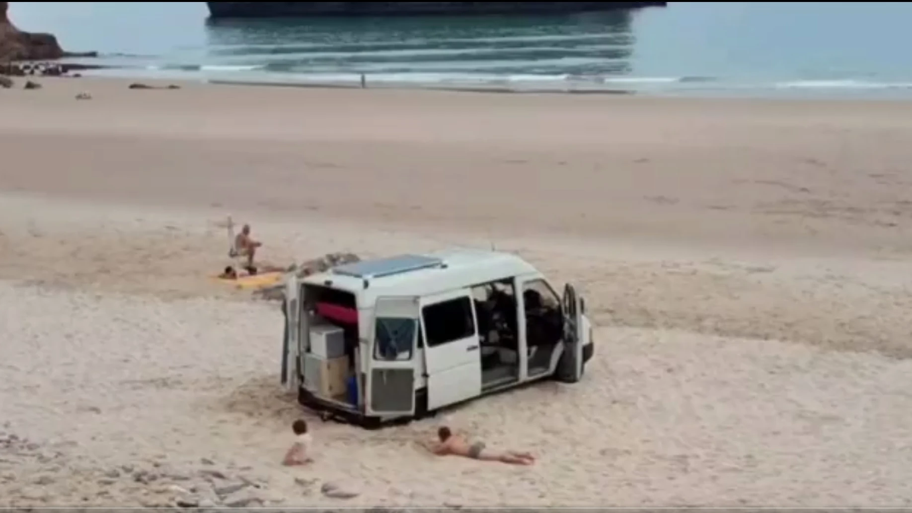 Imagen de la autocaravana varada en mitad de la playa.