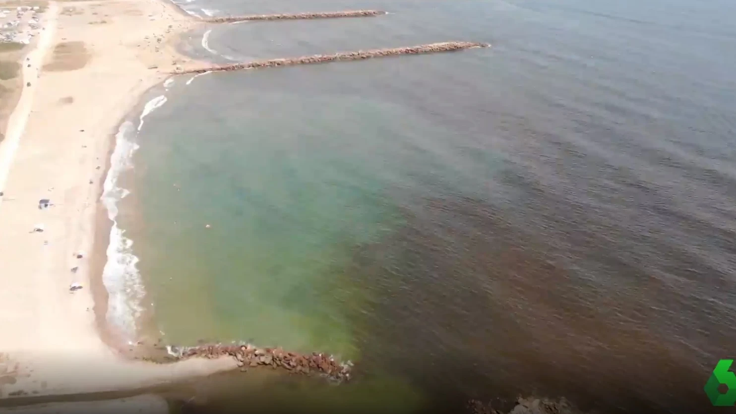 Imagen desde el aire de la mancha negra generada por las algas cerca de la costa.