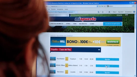 Una mujer observa un portal de apuestas por internet EFE