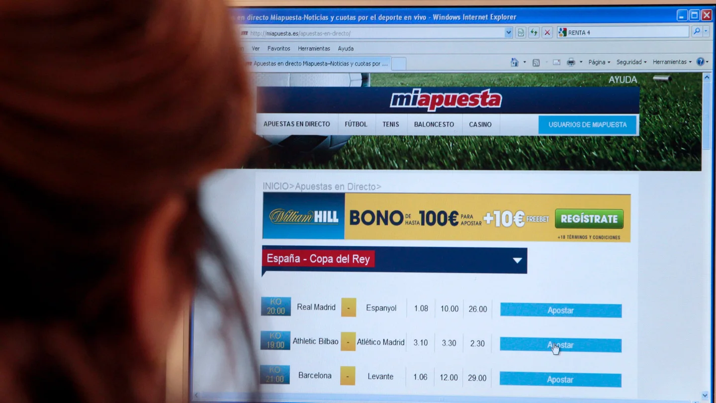 Una mujer observa un portal de apuestas por internet EFE