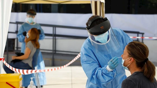 Un sanitario realiza una PCR a una mujer (Archivo) Un sanitario realiza una PCR a una mujer